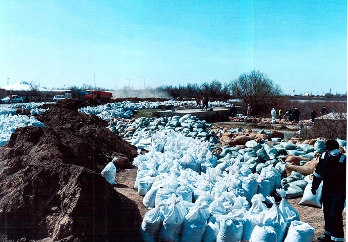 Работавшие на строительстве дамбы в Атырау водители КамАЗов заявили, что тоже не могут получить свои деньги